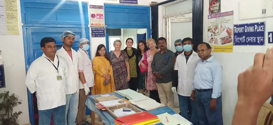 Foto di gruppo con medici e infermieri nel reparto dello studio medico dello slum di Howra